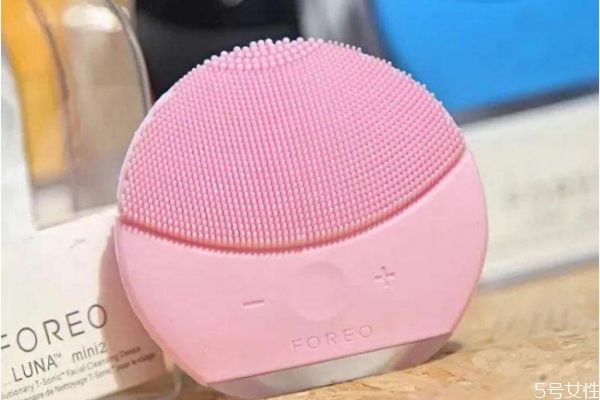 洗臉儀應(yīng)該怎么用呢 洗臉儀可以帶上飛機(jī)嗎 洗臉儀應(yīng)該怎么用呢 洗臉儀可以帶上飛機(jī)嗎