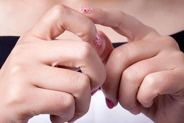 長掰手指會變粗嗎 掰手指關節(jié)變大了怎么辦