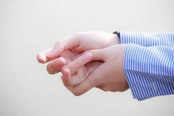 長掰手指會變粗嗎 掰手指關節(jié)變大了怎么辦