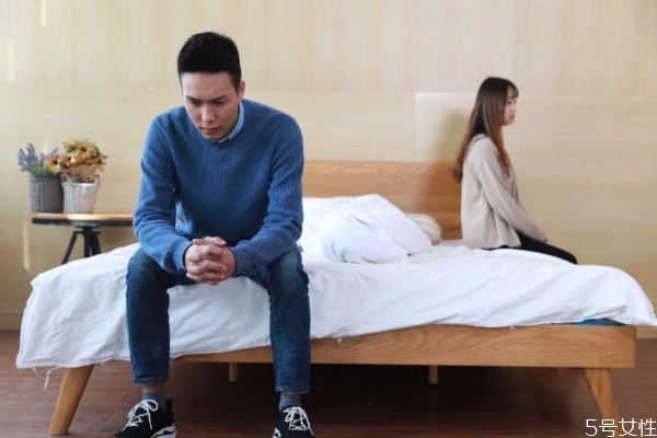 夫妻吵架是否應(yīng)該摔門而出呢 夫妻之間可以冷暴力嗎 夫妻吵架是否應(yīng)該摔門而出呢 夫妻之間可以冷暴力嗎