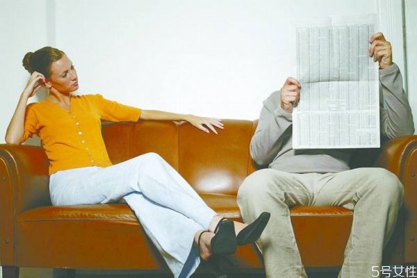 夫妻吵架是否應(yīng)該摔門而出呢 夫妻之間可以冷暴力嗎 夫妻吵架是否應(yīng)該摔門而出呢 夫妻之間可以冷暴力嗎