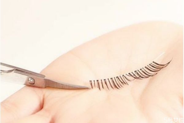 假睫毛太長(zhǎng)怎樣修剪 如何修剪假睫毛長(zhǎng)度 假睫毛太長(zhǎng)怎樣修剪 如何修剪假睫毛長(zhǎng)度