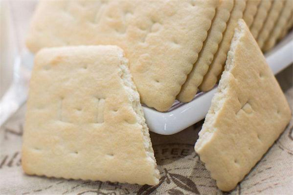 鈣奶餅干真的含鈣嗎 鈣奶餅干嬰兒可以吃嗎 鈣奶餅干真的含鈣嗎 鈣奶餅干嬰兒可以吃嗎