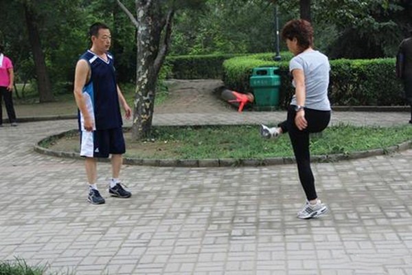 踢毽子可以瘦腿嗎 踢毽子多久能達到減肥效果 踢毽子可以瘦腿嗎 踢毽子多久能達到減肥效果