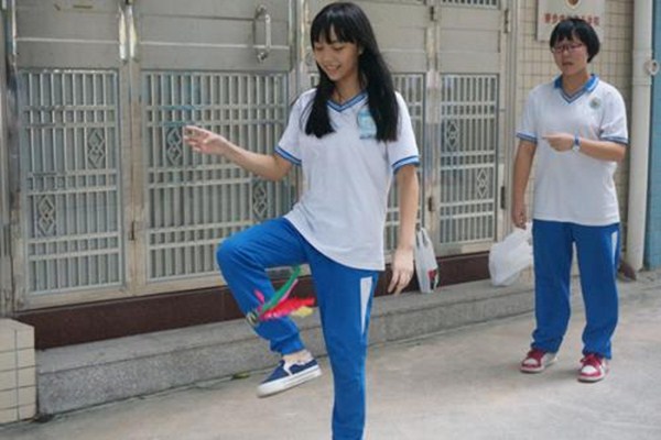 踢毽子會傷膝蓋嗎 如何避免踢毽子傷膝蓋 踢毽子會傷膝蓋嗎 如何避免踢毽子傷膝蓋