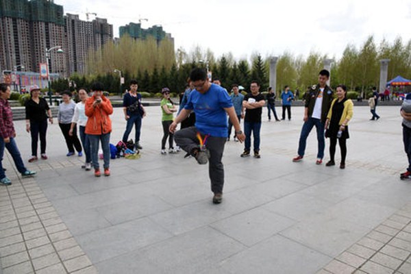 踢毽子會傷膝蓋嗎 如何避免踢毽子傷膝蓋 踢毽子會傷膝蓋嗎 如何避免踢毽子傷膝蓋