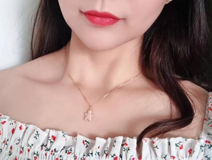 項(xiàng)鏈帶到什么位置合適 項(xiàng)鏈戴到哪里長度剛好 項(xiàng)鏈帶到什么位置合適 項(xiàng)鏈戴到哪里長度剛好