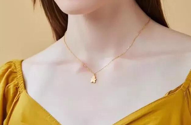 項(xiàng)鏈帶到什么位置合適 項(xiàng)鏈戴到哪里長度剛好 項(xiàng)鏈帶到什么位置合適 項(xiàng)鏈戴到哪里長度剛好