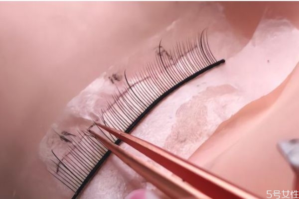 嫁接睫毛有哪些缺點 嫁接睫毛和種睫毛哪個好 嫁接睫毛有哪些缺點 嫁接睫毛和種睫毛哪個好