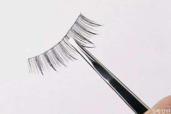 假睫毛太長(zhǎng)怎樣修剪 如何修剪假睫毛長(zhǎng)度 假睫毛太長(zhǎng)怎樣修剪 如何修剪假睫毛長(zhǎng)度