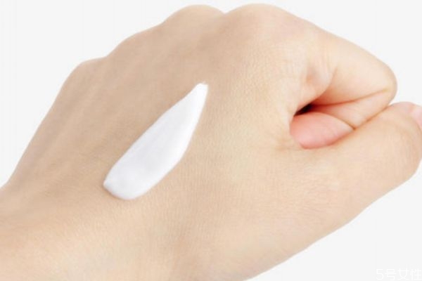 護手霜可以擦身上嗎 護手霜擦身體的用處 護手霜可以擦身上嗎 護手霜擦身體的用處