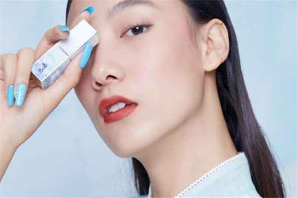 舞臺(tái)妝適合用什么眼影 舞臺(tái)妝眼影該怎么畫 舞臺(tái)妝適合用什么眼影 舞臺(tái)妝眼影該怎么畫