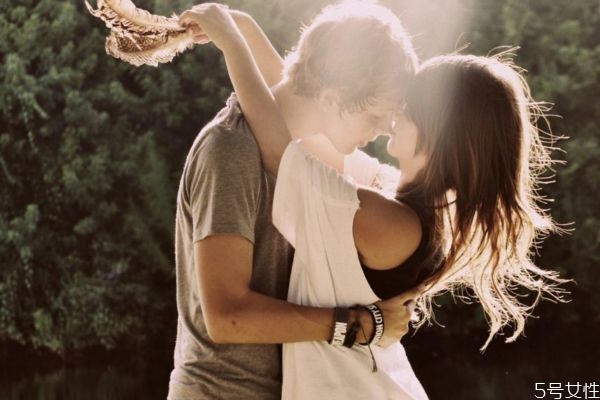 經(jīng)歷過初戀你會明白什么呢 初戀你是否遺忘過呢 經(jīng)歷過初戀你會明白什么呢 初戀你是否遺忘過呢