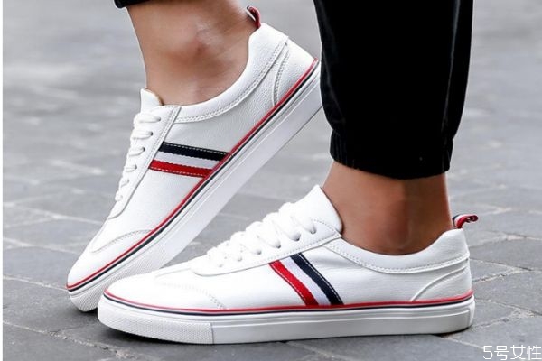 小白鞋應(yīng)該怎么洗呢 為什么小白鞋洗后曬干會變黃呢 小白鞋應(yīng)該怎么洗呢 為什么小白鞋洗后曬干會變黃呢