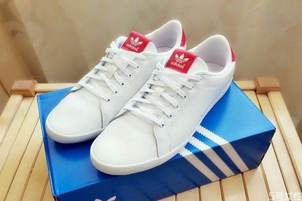 小白鞋應(yīng)該怎么洗呢 為什么小白鞋洗后曬干會變黃呢 小白鞋應(yīng)該怎么洗呢 為什么小白鞋洗后曬干會變黃呢