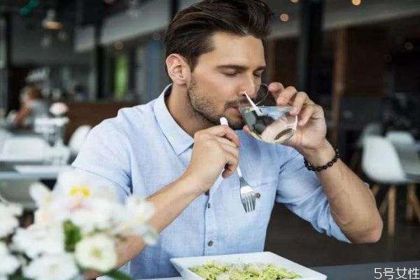 喝水的好處有什么呢 為什么要喝水呢 喝水的好處有什么呢 為什么要喝水呢