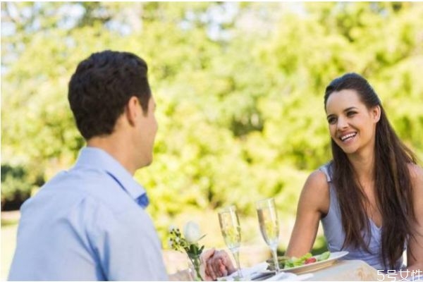 和男生聊天可以聊什么 跟男人發(fā)信息的技巧 和男生聊天可以聊什么 跟男人發(fā)信息的技巧