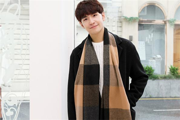 2019流行什么樣的男士圍巾 2019男士圍巾什么款式好看 2019流行什么樣的男士圍巾 2019男士圍巾什么款式好看