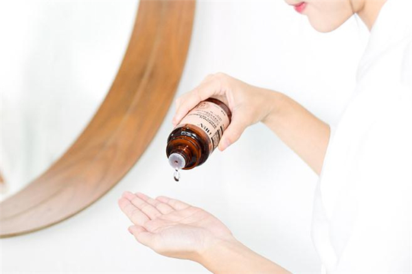 hbn熊果苷精粹水白天可以用嗎 hbn熊果苷精粹水怎么用 hbn熊果苷精粹水白天可以用嗎 hbn熊果苷精粹水怎么用