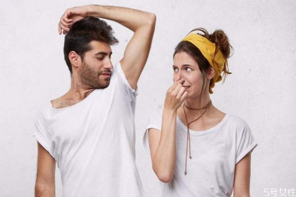 狐臭造成的原因有什么呢 如何預(yù)防狐臭呢 狐臭造成的原因有什么呢 如何預(yù)防狐臭呢