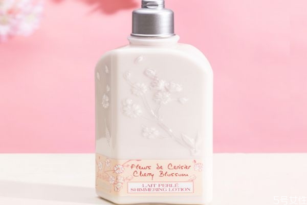 歐舒丹櫻花潤(rùn)膚露怎么用 歐舒丹櫻花潤(rùn)膚露可以擦臉嗎 歐舒丹櫻花潤(rùn)膚露怎么用 歐舒丹櫻花潤(rùn)膚露可以擦臉嗎