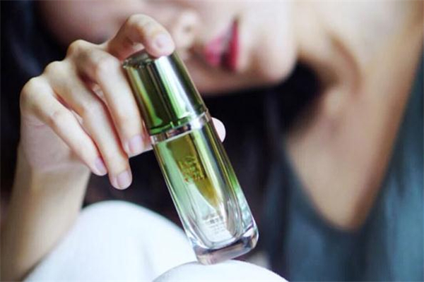 百雀羚小綠瓶抗老精華好用嗎 百雀羚小綠瓶精華液怎么樣 百雀羚小綠瓶抗老精華好用嗎 百雀羚小綠瓶精華液怎么樣