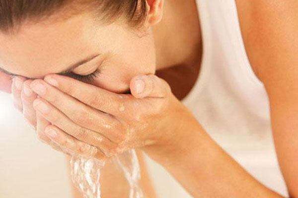 紅茶水洗臉可以消除黑眼圈嗎 紅茶水洗臉可以抗皺嗎 紅茶水洗臉可以消除黑眼圈嗎 紅茶水洗臉可以抗皺嗎