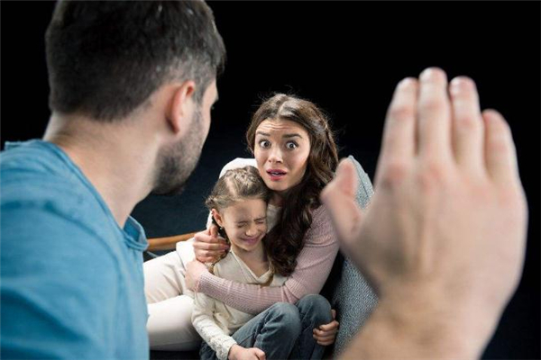 家暴施暴者都有哪些共同點(diǎn) 女性遇到家暴該怎么辦 家暴施暴者都有哪些共同點(diǎn) 女性遇到家暴該怎么辦