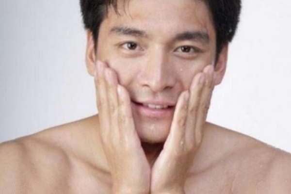男生早上用什么洗臉可以美白 男生護膚的基本原則是怎樣的 男生早上用什么洗臉可以美白 男生護膚的基本原則是怎樣的