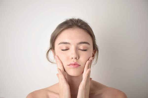 使用卸妝油易長痘痘嗎 如何正確護理肌膚 使用卸妝油易長痘痘嗎 如何正確護理肌膚