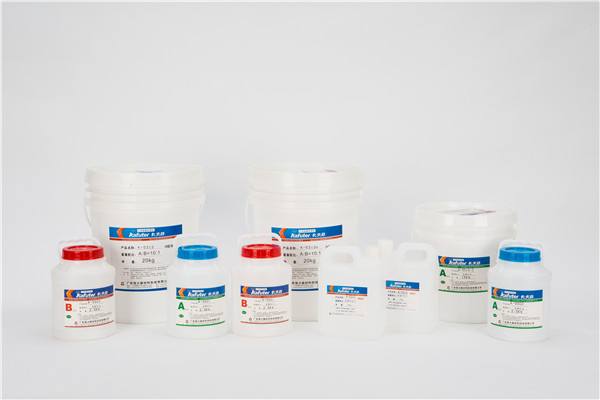 水性洗性甲水和油性洗甲水哪個(gè)好 洗甲水和卸甲水有什么區(qū)別 水性洗性甲水和油性洗甲水哪個(gè)好 洗甲水和卸甲水有什么區(qū)別