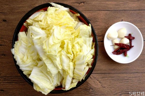 水煮白菜有什么營(yíng)養(yǎng)價(jià)值呢 吃水煮白菜有什么好處呢