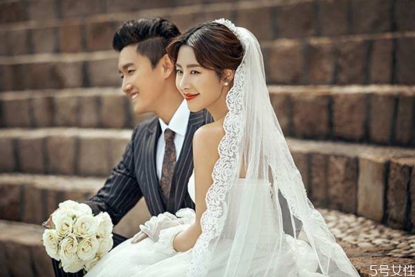 嫁給愛情還是嫁給金錢 結(jié)婚物質(zhì)重要還是愛情 嫁給愛情還是嫁給金錢 結(jié)婚物質(zhì)重要還是愛情