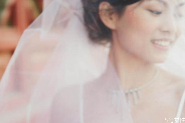 女人該選愛(ài)情還是物質(zhì) 愛(ài)情和面包哪個(gè)更重要 女人該選愛(ài)情還是物質(zhì) 愛(ài)情和面包哪個(gè)更重要