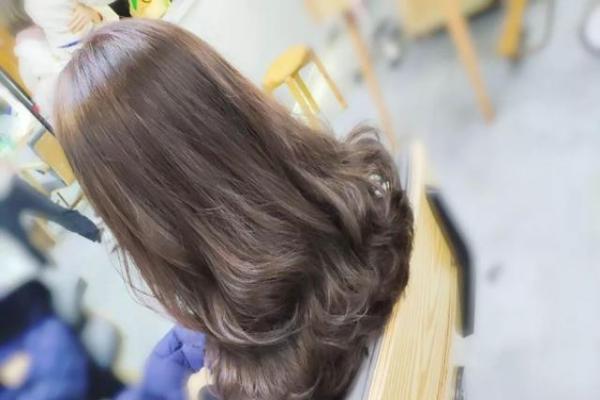 燙發(fā)后多久可以染發(fā) 為什么剛燙完發(fā)后不能染發(fā) 燙發(fā)后多久可以染發(fā) 為什么剛燙完發(fā)后不能染發(fā)