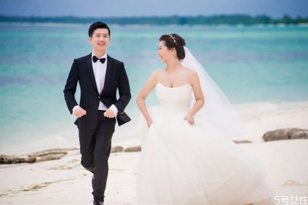 女人該選愛(ài)情還是物質(zhì) 愛(ài)情和面包哪個(gè)更重要 女人該選愛(ài)情還是物質(zhì) 愛(ài)情和面包哪個(gè)更重要