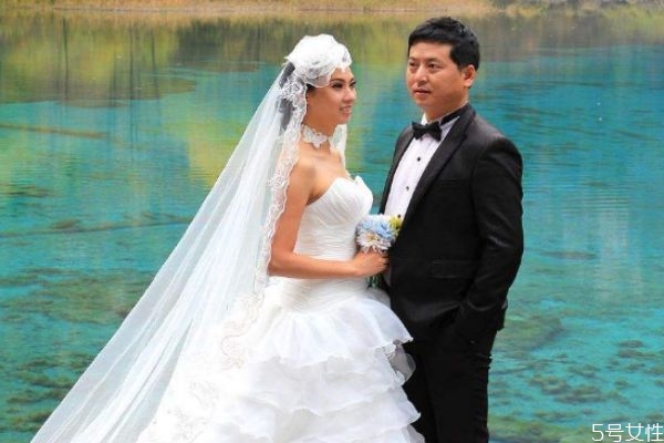 女人該選愛(ài)情還是物質(zhì) 愛(ài)情和面包哪個(gè)更重要 女人該選愛(ài)情還是物質(zhì) 愛(ài)情和面包哪個(gè)更重要