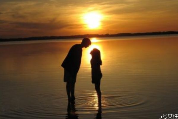 戀愛中女生應該不應該主動呢 主動女生結局怎么樣呢