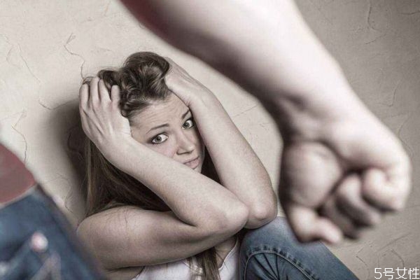 為什么婚姻中會出現(xiàn)家暴的現(xiàn)象呢 為什么婚姻中會出現(xiàn)家暴的現(xiàn)象呢