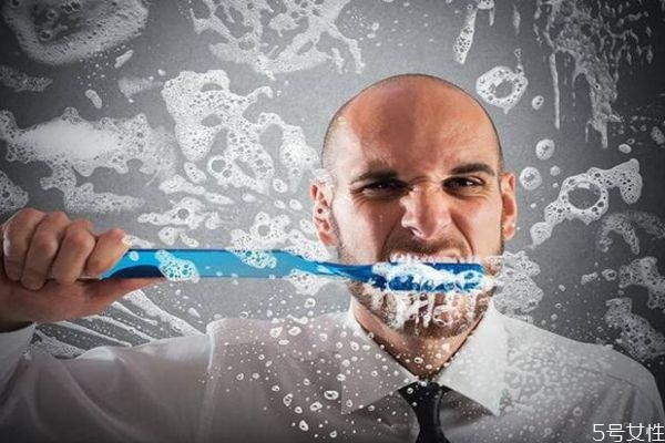 如何挑選牙刷呢 牙刷使用要注意什么呢 如何挑選牙刷呢 牙刷使用要注意什么呢