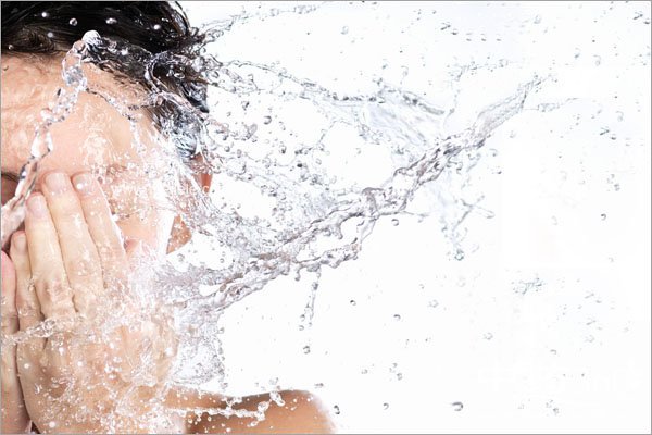 熱水洗臉好嗎 熱水洗臉有什么壞處 熱水洗臉好嗎 熱水洗臉有什么壞處