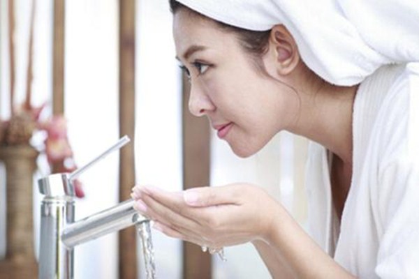 熱水洗臉好嗎 熱水洗臉有什么壞處 熱水洗臉好嗎 熱水洗臉有什么壞處