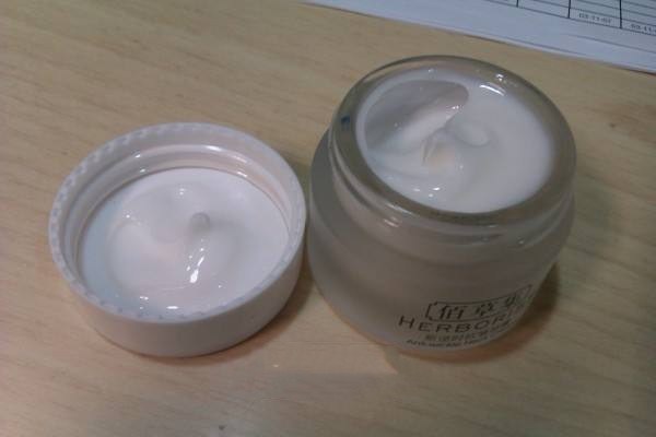 頸霜什么年齡用好 五十歲以上用頸霜有效果嗎 頸霜什么年齡用好 五十歲以上用頸霜有效果嗎