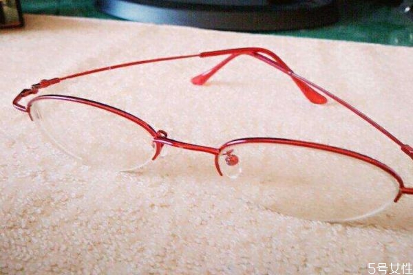 散光有什么危害呢 散光的癥狀有什么呢 散光有什么危害呢 散光的癥狀有什么呢