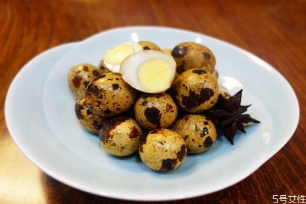 鵪鶉蛋應(yīng)該怎么吃呢 鵪鶉蛋和雞蛋有什么區(qū)別呢 鵪鶉蛋應(yīng)該怎么吃呢 鵪鶉蛋和雞蛋有什么區(qū)別呢