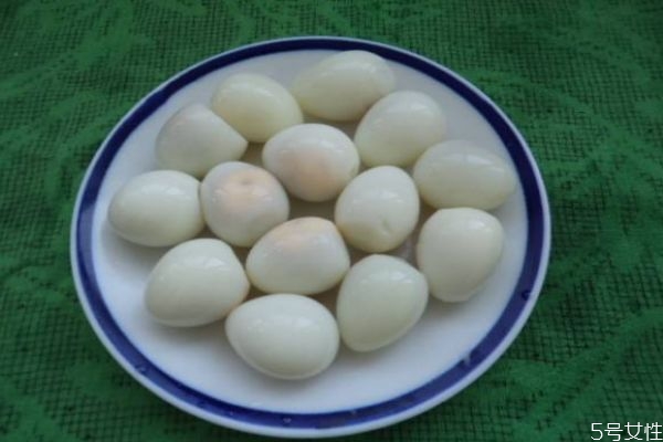 鵪鶉蛋應(yīng)該怎么吃呢 鵪鶉蛋和雞蛋有什么區(qū)別呢 鵪鶉蛋應(yīng)該怎么吃呢 鵪鶉蛋和雞蛋有什么區(qū)別呢