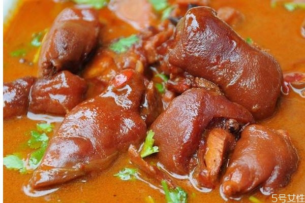 豬蹄應(yīng)該怎么處理呢 怎么做豬蹄好吃呢 豬蹄應(yīng)該怎么處理呢 怎么做豬蹄好吃呢