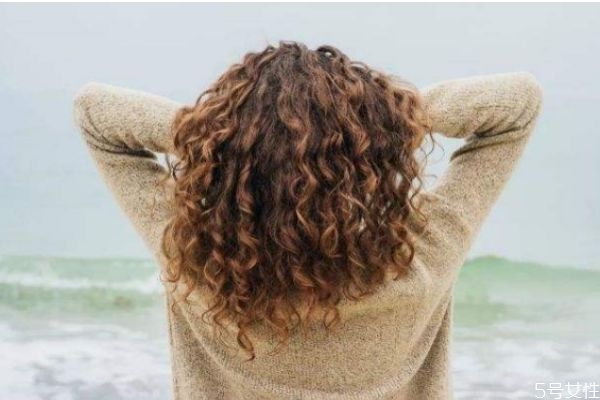 燙發(fā)有什么注意的呢 燙發(fā)后應該怎么打理呢 燙發(fā)有什么注意的呢 燙發(fā)后應該怎么打理呢