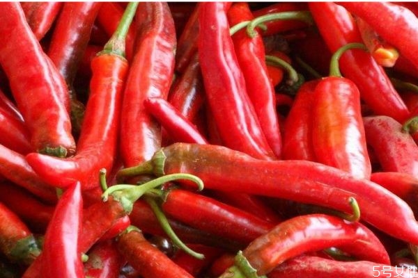 辣椒對皮膚有好處嗎 長痘痘是因?yàn)槔苯穯? alt=