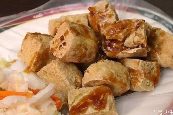 臭豆腐為什么聞起來是臭呢 吃臭豆腐有什么注意呢 臭豆腐為什么聞起來是臭呢 吃臭豆腐有什么注意呢